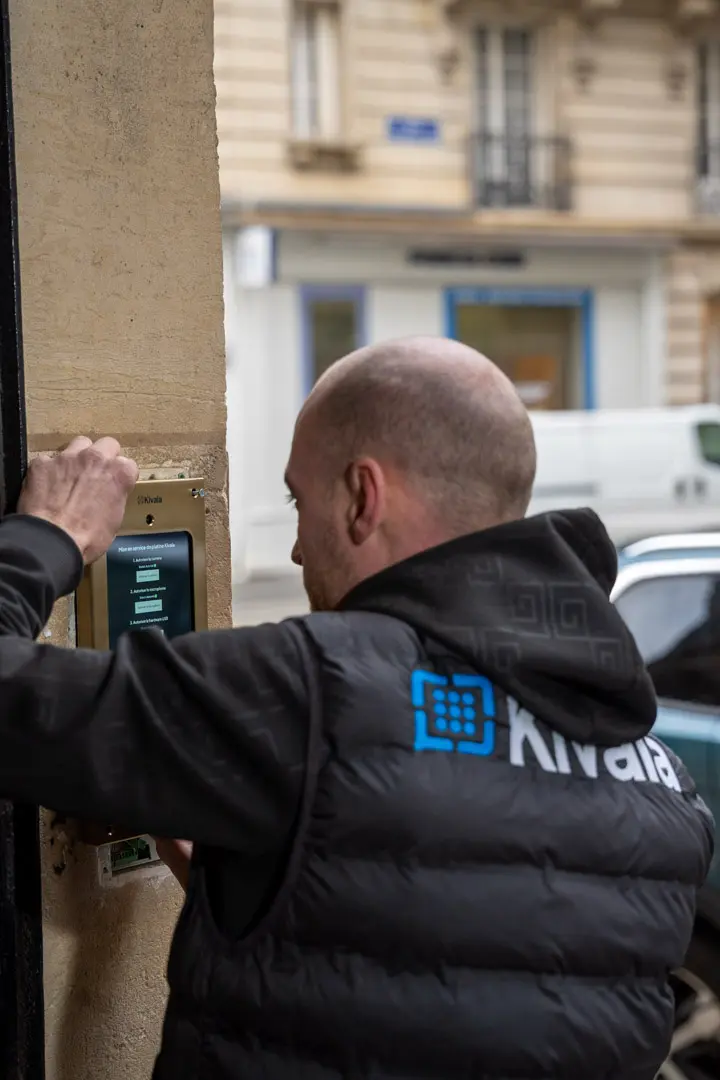 Installateur Kivala en train d'installer un interphone connecté